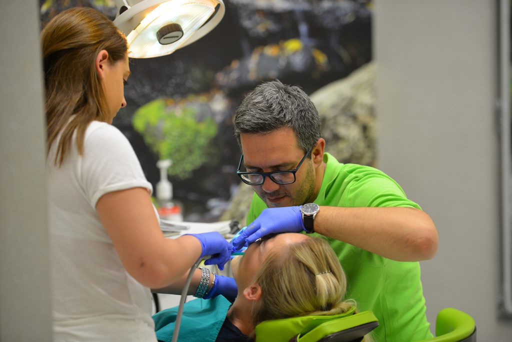 @euro dental centar sarajevo dr haris u ordinaciji sa pacijentom zubar sarajevo